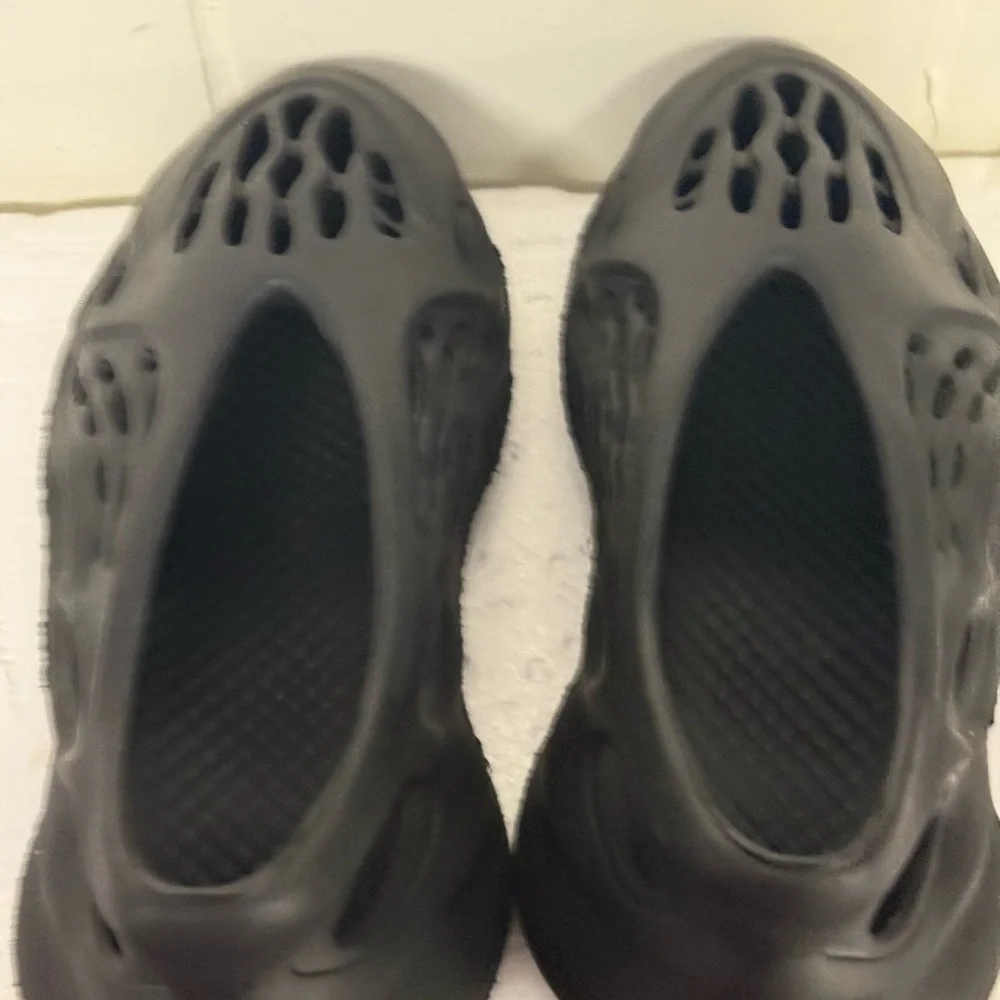 Sleek Black Men's Sandals